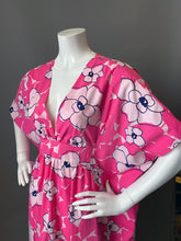 Load image into Gallery viewer, O'pell Pink Mod Floral Petite Short Torso Caftan with Matching Mask