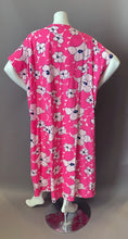Load image into Gallery viewer, O'pell Pink Mod Floral Petite Short Torso Caftan with Matching Mask