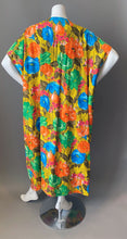 Load image into Gallery viewer, O'pell Mod Floral Cotton Short Torso Petite Caftan and Matching Mask