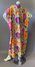 Load image into Gallery viewer, O&#39;pell Mod Floral short torso Caftan
