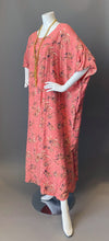 Load image into Gallery viewer, O&#39;pell 1950s Pink Palm Tree Print Tunic Caftan and Matching Mask
