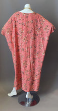 Load image into Gallery viewer, O&#39;pell 1950s Pink Palm Tree Print Tunic Caftan and Matching Mask

