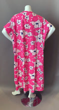 Load image into Gallery viewer, O&#39;pell Pink Mod Floral Petite Short Torso Caftan with Matching Mask
