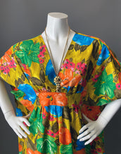 Load image into Gallery viewer, O&#39;pell Mod Floral Cotton Short Torso Petite Caftan and Matching Mask
